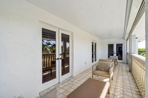 Balcone o terrazza di Tropical Pool Paradise x 6-BD 4-BA Luxury Living