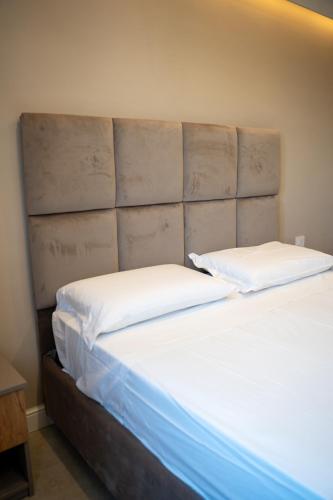 a bed with a padded headboard in a room at Freedom in SantʼAntonio Abate