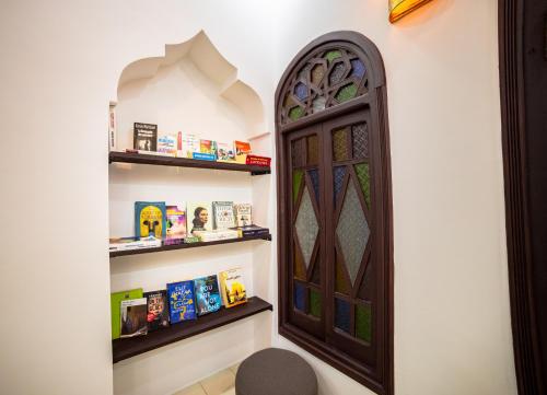 a room with a door and shelves with books at Iguana Azul in Chefchaouene