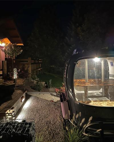 a car parked in a yard at night at Chalet L'Élégance - SPA - Serviettes - Peignoirs - Lits faits - Ménage inclus in Rochesson