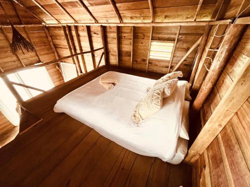 Postel nebo postele na pokoji v ubytování Urraca Monkey Island Eco Resort