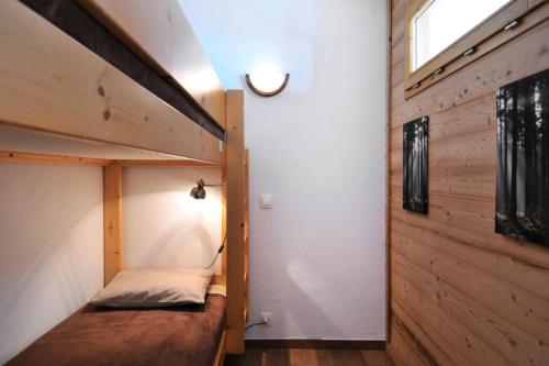 une chambre avec un lit superposé et une fenêtre dans l'établissement Résidence Agate - Studio pour 4 Personnes 35, à Mâcot La Plagne