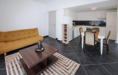 un salon avec un canapé et une table dans l'établissement Lovely Home In Saint-Péray With Sauna, à Saint-Péray