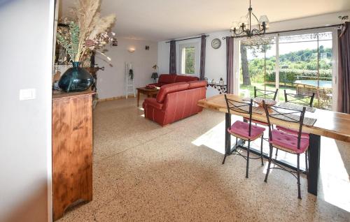 un salon avec une table, des chaises et un canapé dans l'établissement Beautiful Home In Apt, à Apt