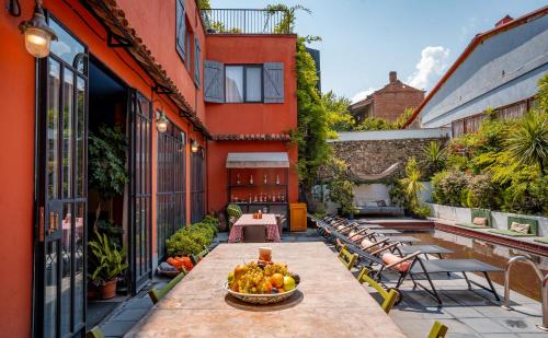 Un patio al aire libre con mesa y sillas. en Communal Hotel Telavi, en Telavi