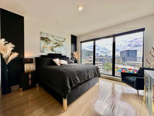 亚特兰大Modern luxury at the Interlock的一间带床和大窗户的卧室