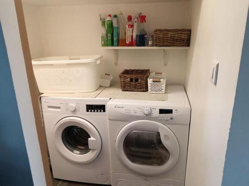 a laundry room with a washer and dryer at Gîte la Korrigane 4 personnes classé 3 étoiles in Pouldreuzic
