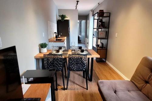 uma cozinha com mesa e cadeiras em uma sala em Pousada Ecoblue Container em Palhoça