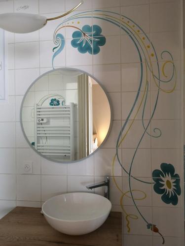 une salle de bain avec un lavabo blanc et un miroir dans l'établissement Les visages des Tournelles, à Reims