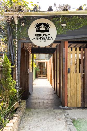 a building with a sign that reads refridge deengazaba at Refúgio da Enseada - Suítes in Ubatuba