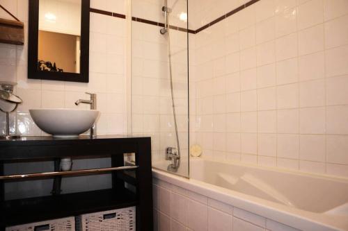 une salle de bain avec un lavabo et une baignoire dans l'établissement Residence La Combe D Or - Appartement en résidence de standing MAE-6284, aux Orres