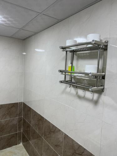 ein Badezimmer mit einem Regal an der Wand mit Handtüchern in der Unterkunft Magic mountains rum in Disah