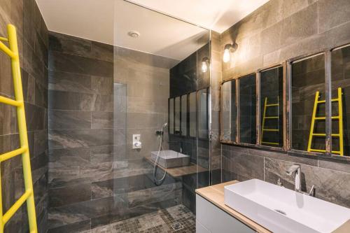 une salle de bain avec un lavabo et un miroir dans l'établissement Trendy flat Luxembourg gardens, à Paris