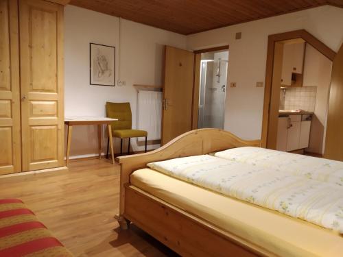 A bed or beds in a room at Huberhof Morgensonne
