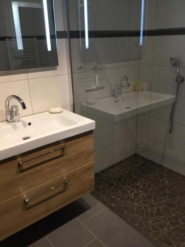 une salle de bain avec un lavabo, une douche et une baignoire dans l'établissement Gîtes Grewis, à La Wantzenau