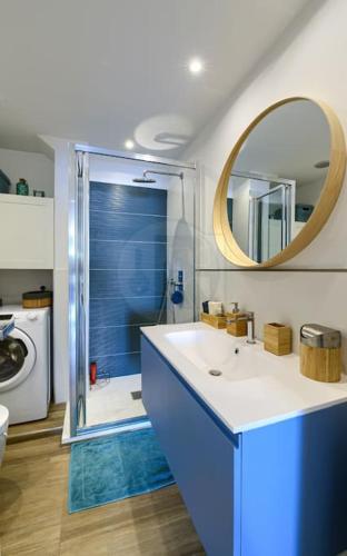 une salle de bain avec un lavabo, un miroir et une douche dans l'établissement Appartamento Le Coq Vista Mare, à Menton