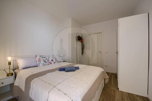 une chambre blanche avec un grand lit dedans dans l'établissement Appartamento Le Coq Vista Mare, à Menton