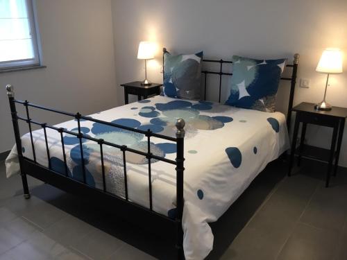 - une chambre avec un lit doté d'une couette bleue et blanche dans l'établissement Gîtes Grewis, à La Wantzenau