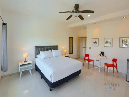 Ένα ή περισσότερα κρεβάτια σε δωμάτιο στο Commercial Zone Studios, Pool, BBQ and Beach 7 Blocks