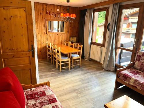 une salle à manger avec une table et des chaises en bois dans l'établissement Résidence Souche - La Souche 15 - Grand 2 pièces, proche pistes et commerces MAE-5604, à Valmorel