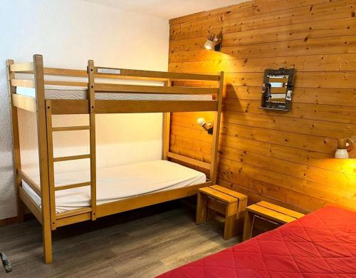 une chambre avec deux lits superposés dans l'établissement Résidence Souche - La Souche 15 - Grand 2 pièces, proche pistes et commerces MAE-5604, à Valmorel
