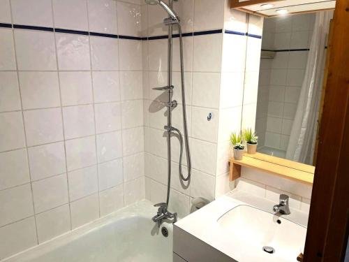 une salle de bain avec une douche, une baignoire et un lavabo dans l'établissement Résidence Souche - La Souche 15 - Grand 2 pièces, proche pistes et commerces MAE-5604, à Valmorel
