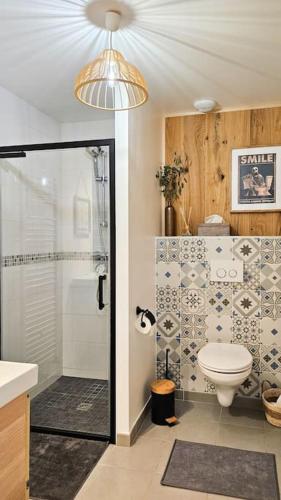 Ένα μπάνιο στο Gite romantique avec spa en Bourgogne