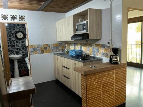 een keuken met een aanrecht en een magnetron. bij Aparta Suite Torre De Prado 301 in Medellín