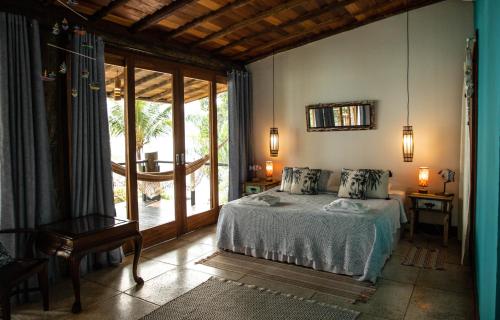 a bedroom with a bed and a large window at Paraíso Azul Retiro in Abraão