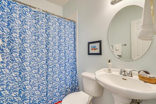ポート・セント・ジョーにあるWalk to Bay and Dtwn Port St Joe Paradise with Grill!のバスルーム(青と白のシャワーカーテン、トイレ付)