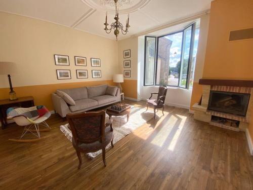 Photo de la galerie de l'établissement Maison rénovée pour 12 au bourg de Locquenole, à Locquénolé