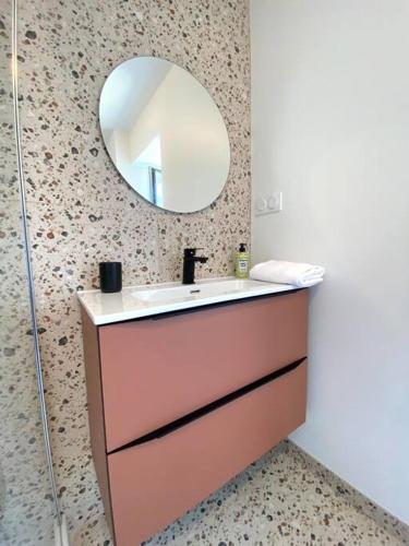 Photo de la galerie de l'établissement Maison rénovée pour 12 au bourg de Locquenole, à Locquénolé