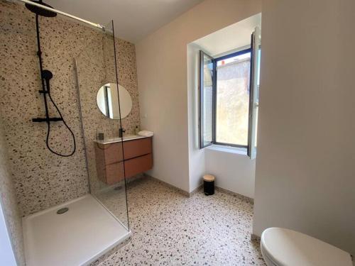 Photo de la galerie de l'établissement Maison rénovée pour 12 au bourg de Locquenole, à Locquénolé