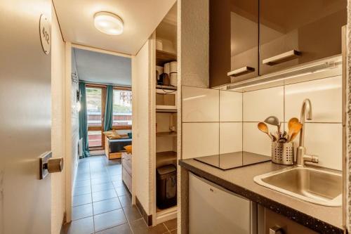 une cuisine avec un évier et un plan de travail dans l'établissement Résidence Les Glaciers - Résidence GLACIERS I & II N°412 MAE-5111, à La Plagne Tarentaise