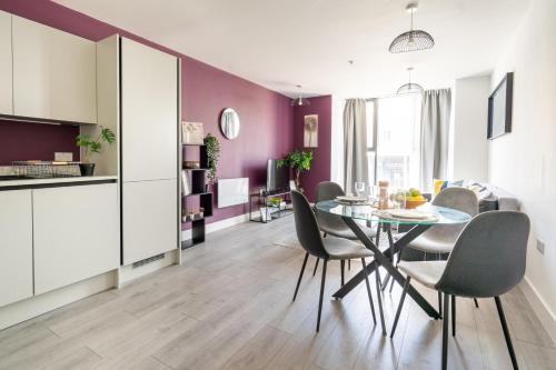 a kitchen and dining room with a table and chairs at Hemel Hideaway in Hemel Hempstead
