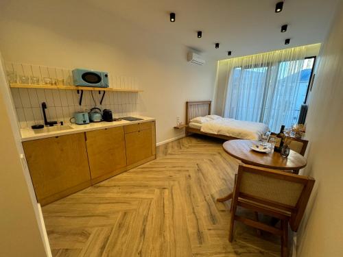 Ένα ή περισσότερα κρεβάτια σε δωμάτιο στο Niari Apartment 4 in old Batumi