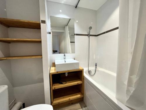 une salle de bain avec un lavabo, une baignoire et des toilettes dans l'établissement Résidence Andromede - Résidence ANDROMEDE N°303 MAE-5351, à La Plagne Tarentaise