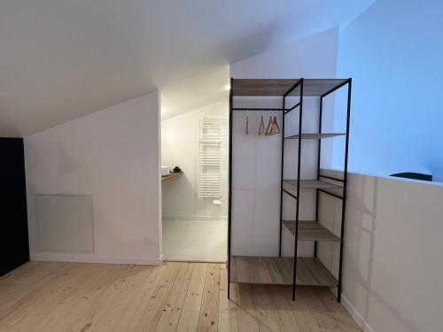 a room with a glass shelf and a closet at Le Jardin Secret in Lohéac