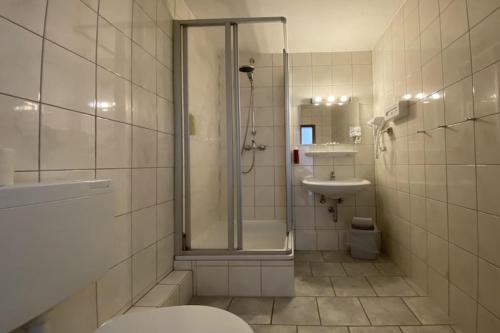 a bathroom with a shower and a toilet and a sink at Ferienhaus im Kurort inkl Frühstück in Goslar