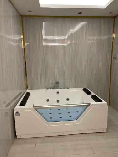 a bath tub in a room with a plastic wall at فندق قولد تاور in Khamis Mushayt