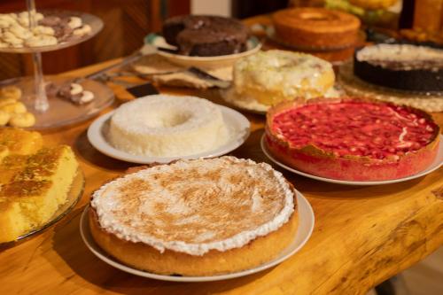 a table with many different types of cakes and pies at Recanto dos Vianas in Teresópolis