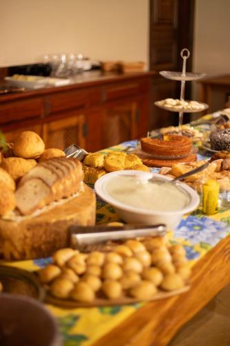 a table topped with lots of different types of bread at Recanto dos Vianas in Teresópolis