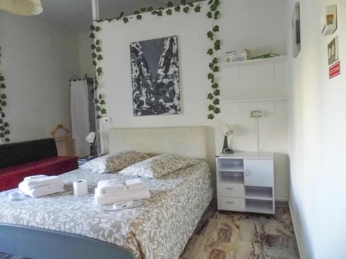 a bedroom with a bed with towels on it at Suite 7 turist apartment in Paglieta