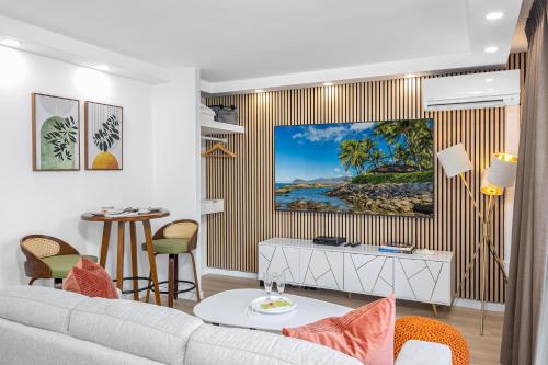 Steps to Waikiki Beach! Newly Renovated with 75" TV_2