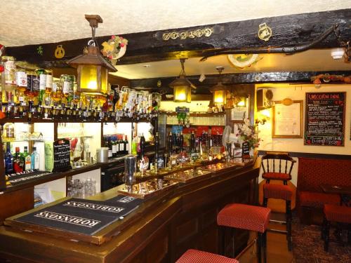 un bar con molte bottiglie di liquore di The Unicorn, Ambleside ad Ambleside