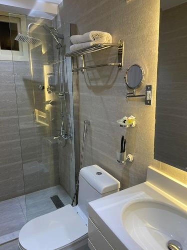 a bathroom with a shower and a toilet and a sink at فندق قولد تاور in Khamis Mushayt