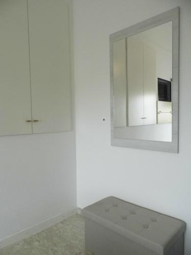 a white room with a mirror and a stool at Suite 7 turist apartment in Paglieta