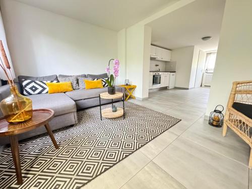 un salon avec un canapé et une table dans l'établissement Maison confortable Chelles, entre Disney et Paris, à Chelles