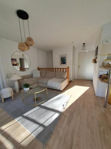 un salon avec un canapé et une table dans l'établissement Appartement cosy proche centre Arles, à Arles
