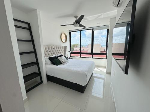 a bedroom with a bed and a ceiling fan at New apartment Neen in Cancún